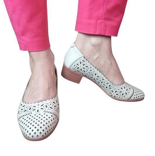 Balerini albi din piele naturală cu model floral decupat și talpă roz – confort și stil