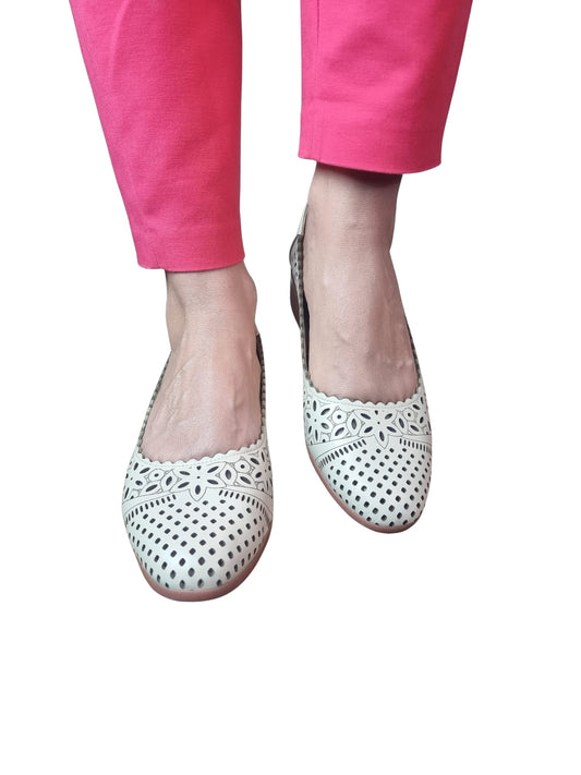 Balerini albi din piele naturală cu model floral decupat și talpă roz – confort și stil