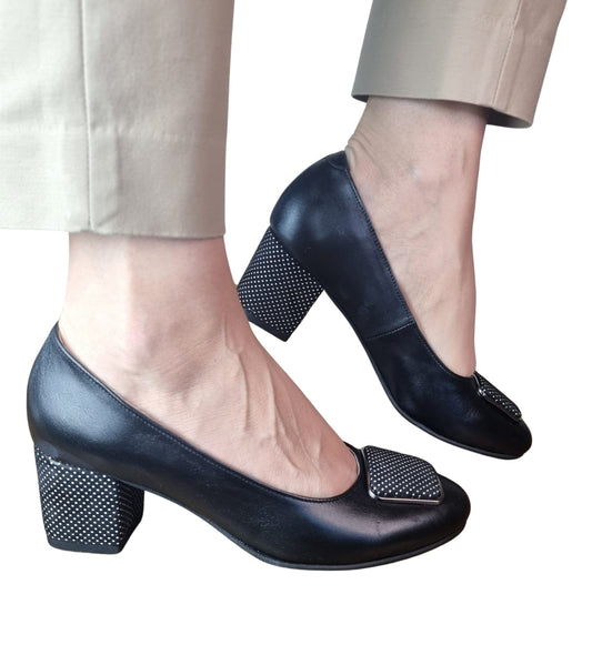 Pantofi negri din piele cu toc gros și detalii cu buline – eleganță și confort