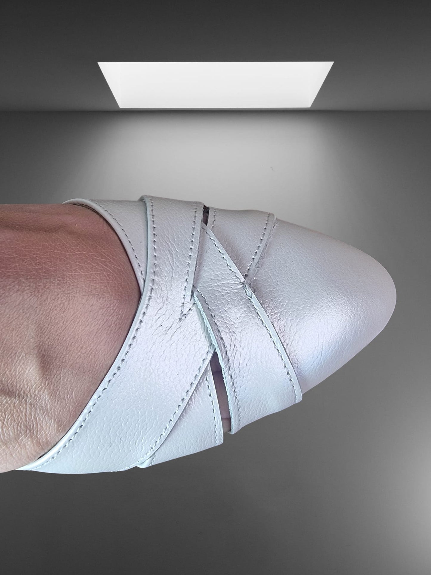 Sandale damă din piele naturală alb sidefat cu toc mic de 3 cm – confort și eleganță