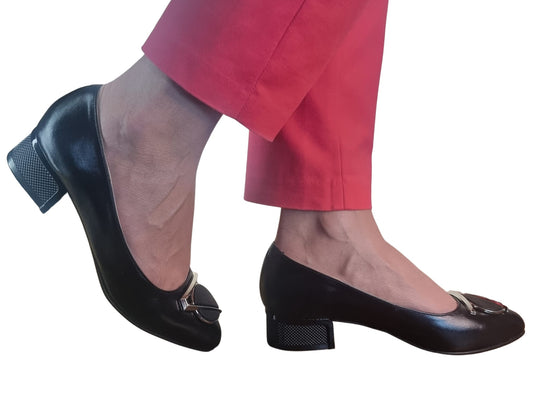 Pantofi Eleganți Din Piele Neagră cu Vârf Ascuțit și Accesoriu Metalic – 3.5 cm