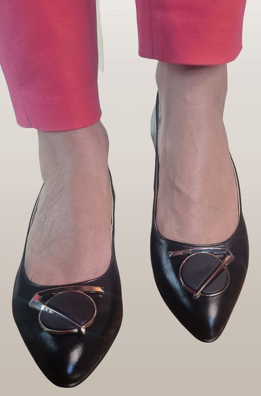 Pantofi Eleganți Din Piele Neagră cu Vârf Ascuțit și Accesoriu Metalic – 3.5 cm