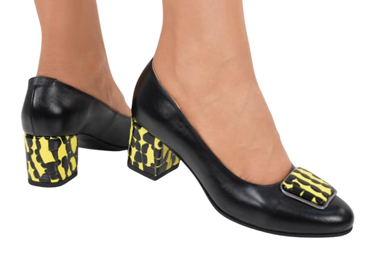 Pantofi damă negri cu toc gros imprimeu galben – piele naturală, eleganță cu personalitate