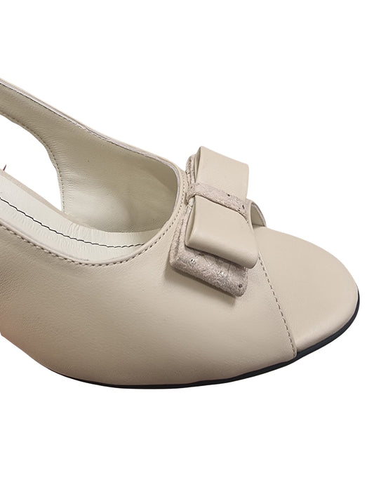 Pantofi eleganți crem cu toc de 7 cm și fundiță decorativă – decupaj lateral rafinat