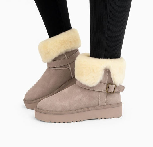 Ghete îmblănite damă bej taupe cu cataramă laterală și talpă groasă – 3/4 cm