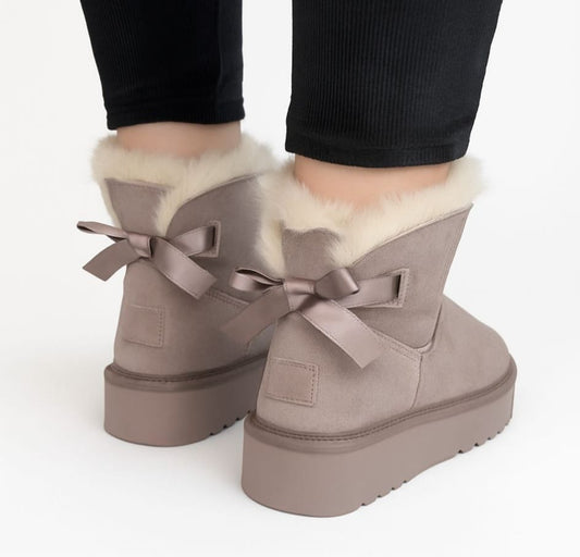 Ghete îmblănite damă bej taupe cu fundițe la spate și talpă groasă – 3/4 cm