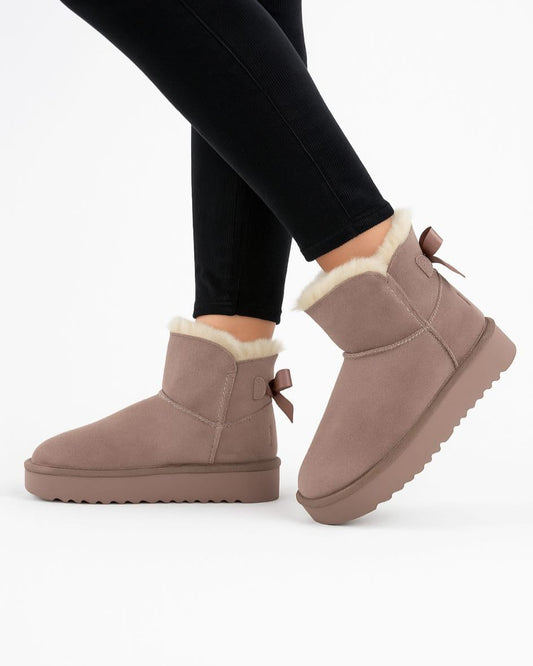 Ghete îmblănite damă bej taupe cu fundițe la spate și talpă groasă – 3/4 cm
