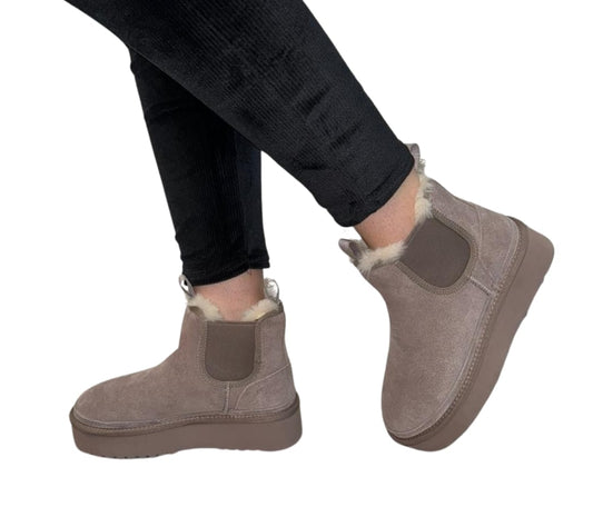 Ghete damă taupe din piele întoarsă cu blană și talpă groasă – 3/4 cm