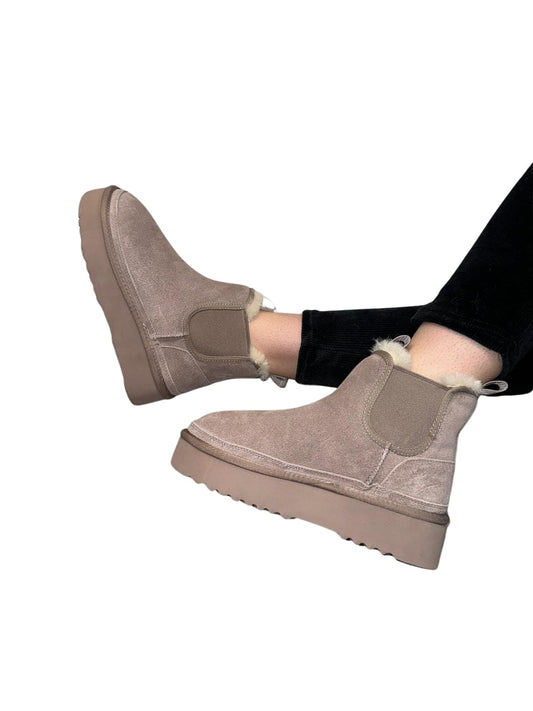 Ghete damă taupe din piele întoarsă cu blană și talpă groasă – 3/4 cm