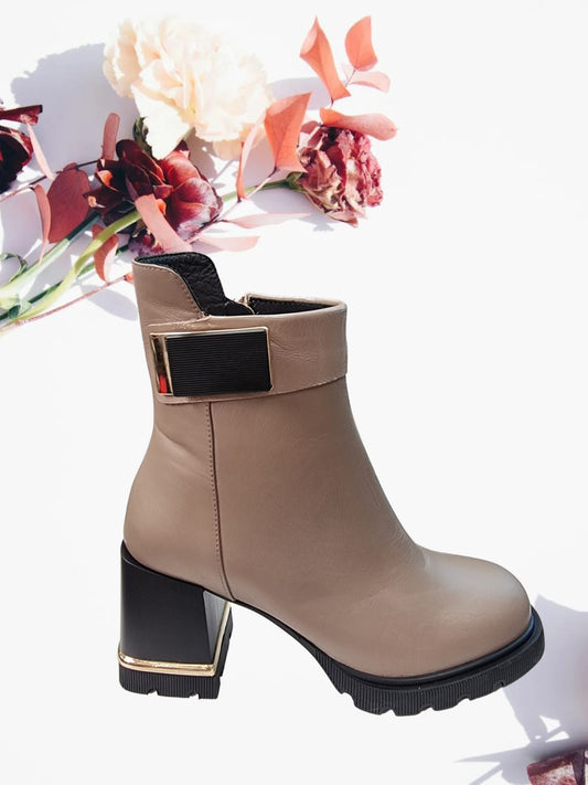 Botine Dama din Piele Naturală, Toc 8 cm, Bej – Model Elegant cu Detalii Aurii