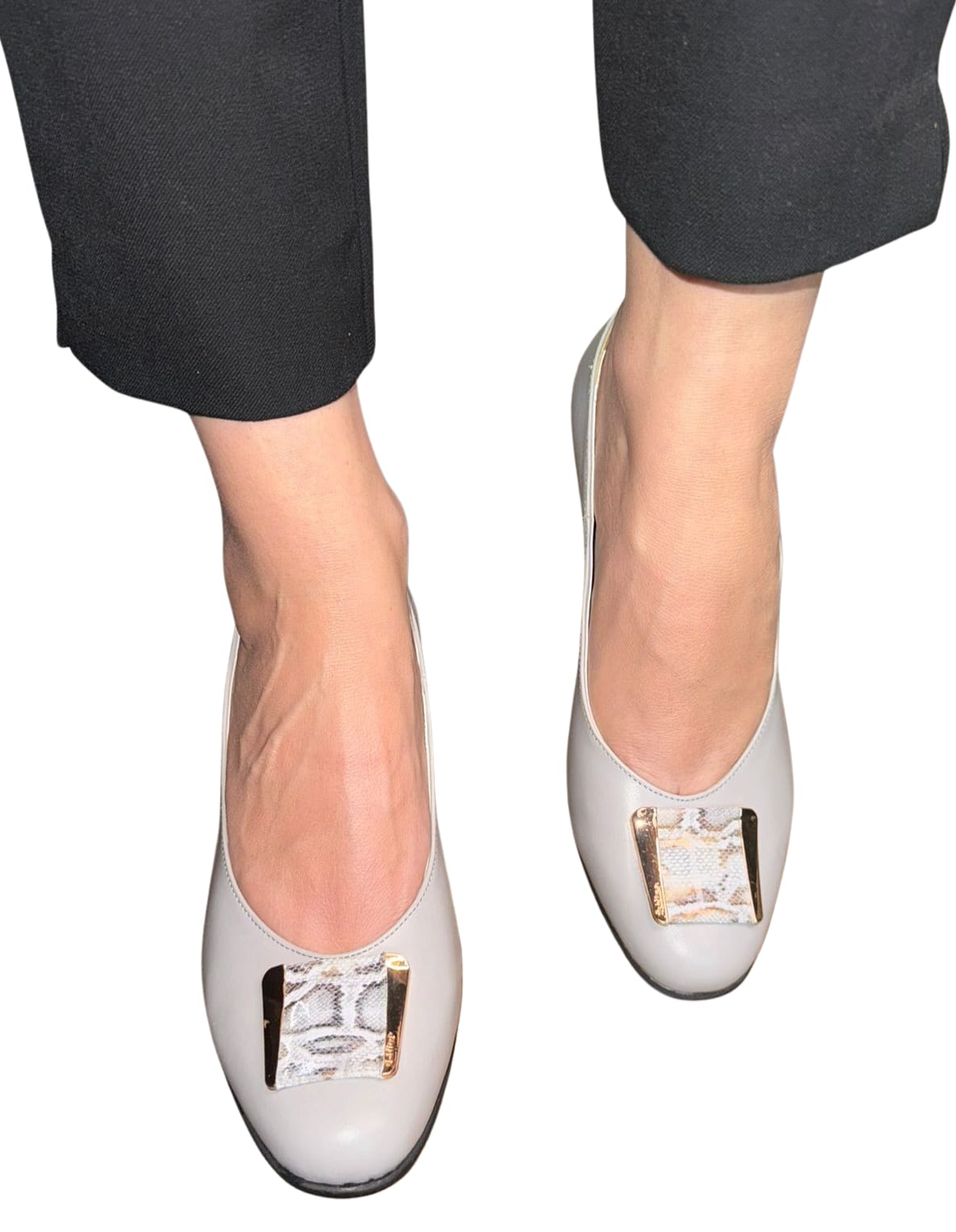 Pantofi Gri din Piele Naturală cu Toc de 5 cm și Accesoriu Metalic – Eleganță și Confort
