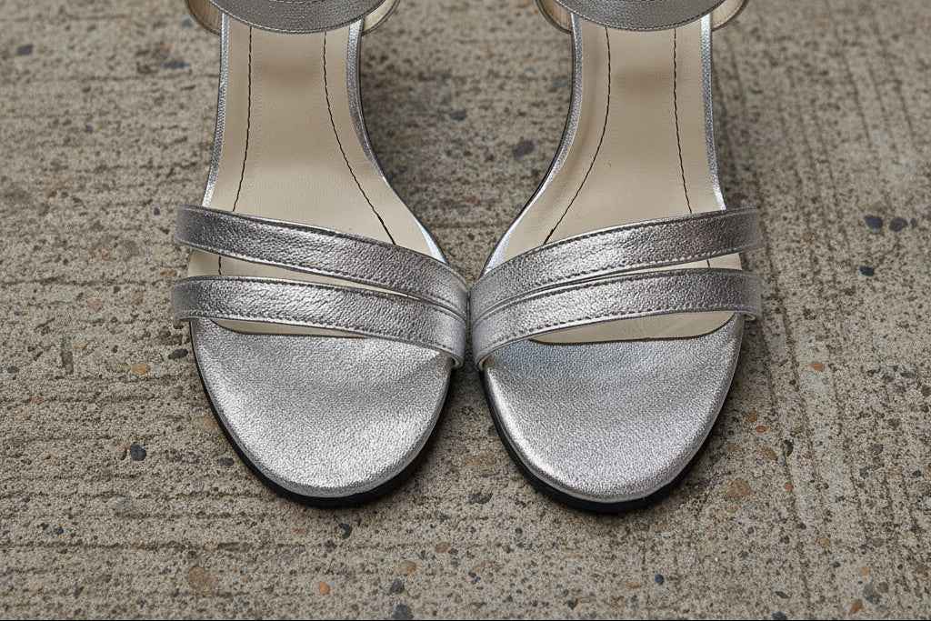 Sandale elegante argintii din piele naturală cu toc de 7 cm și barete fine - pantofinimar.ro