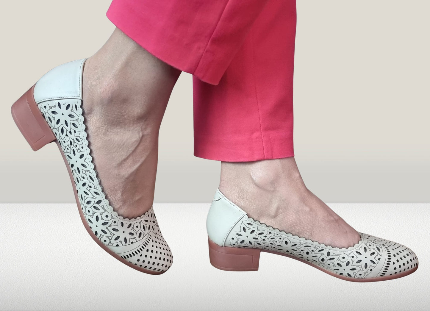 Balerini albi din piele naturală cu model floral decupat și talpă roz – confort și stil
