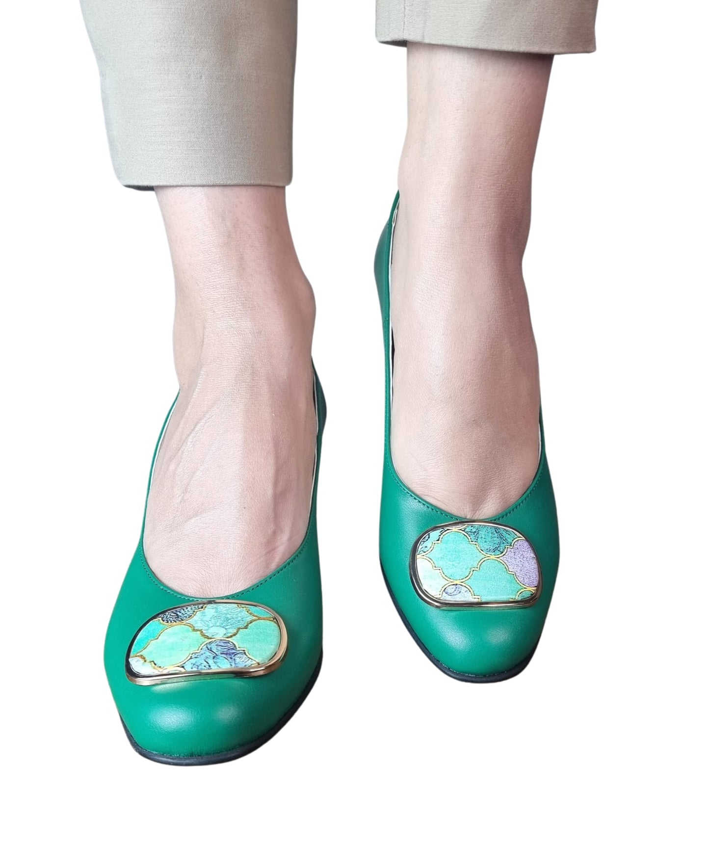 Pantofi verzi din piele naturală cu toc gros de 5 cm – detaliu floral elegant