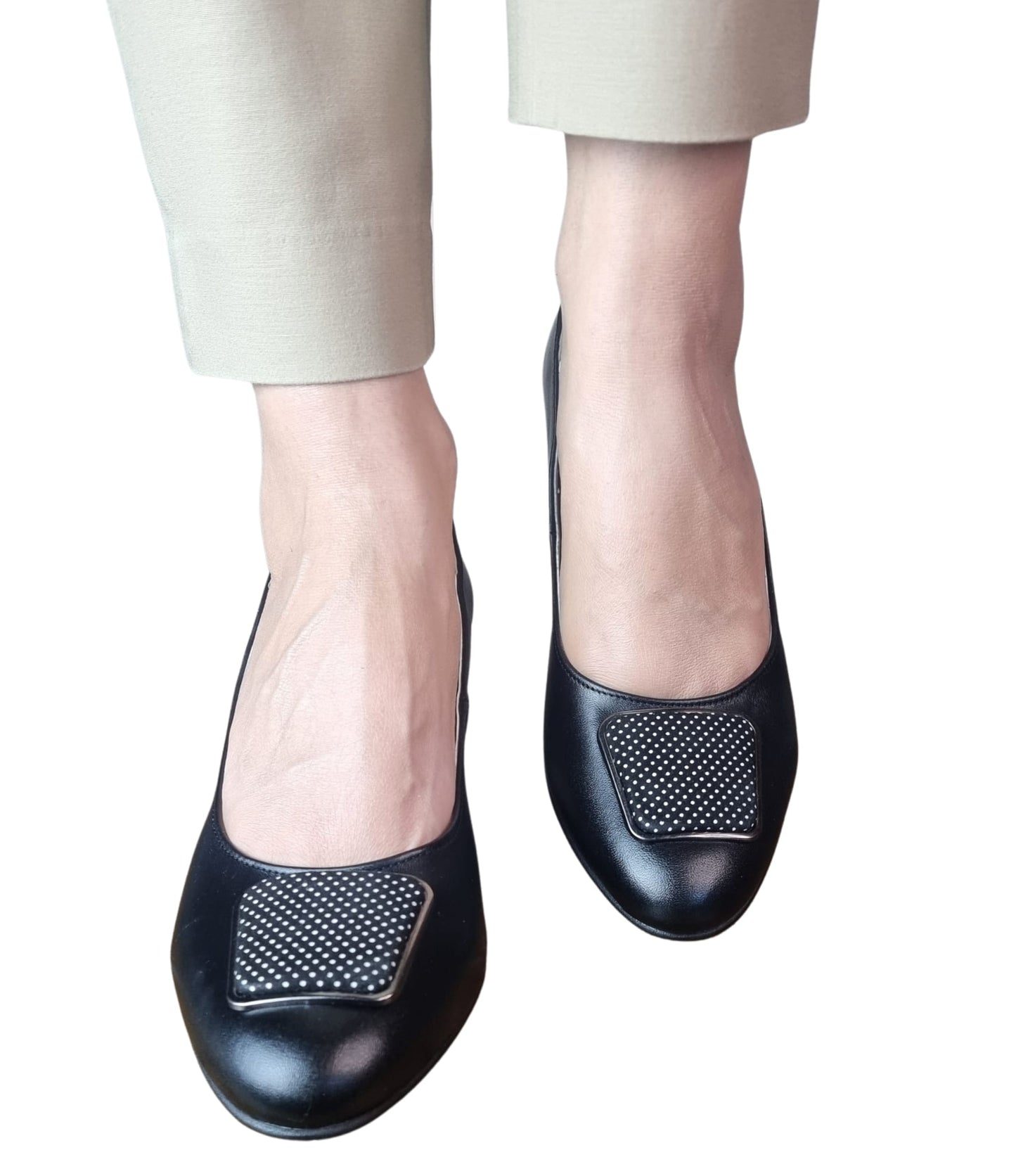 Pantofi negri din piele cu toc gros și detalii cu buline – eleganță și confort