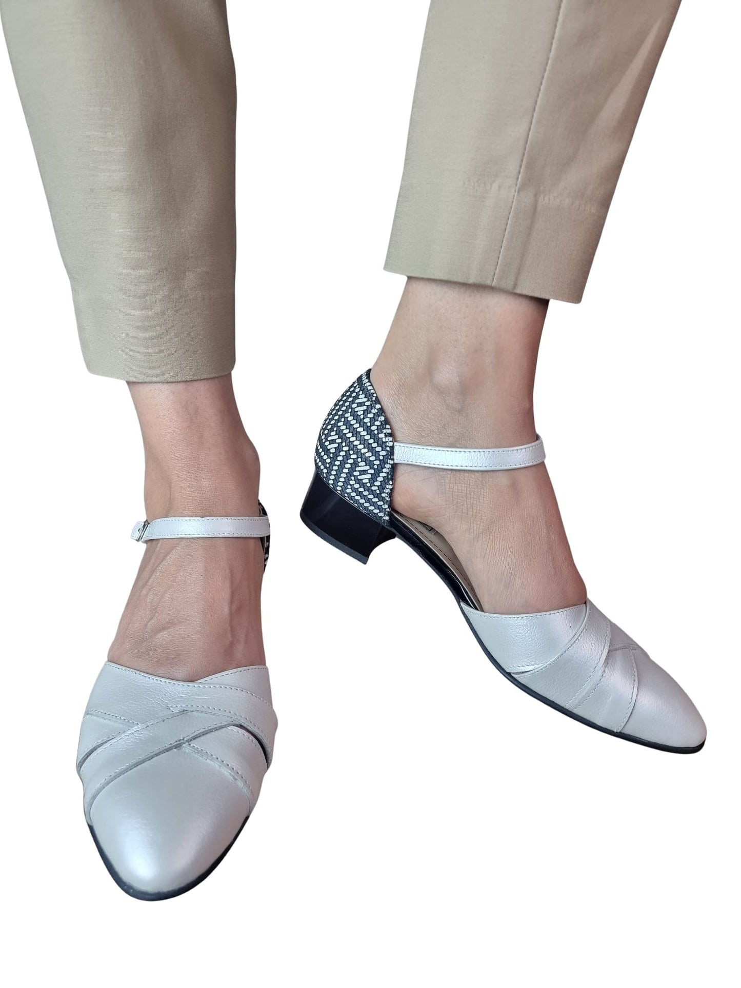 Sandale damă din piele naturală alb sidefat cu toc mic de 3 cm – confort și eleganță