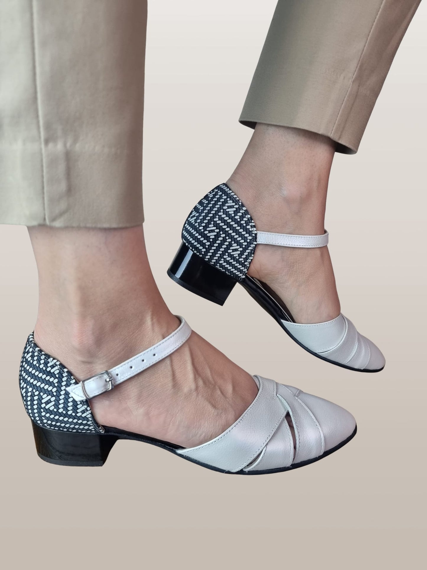 Sandale damă din piele naturală alb sidefat cu toc mic de 3 cm – confort și eleganță