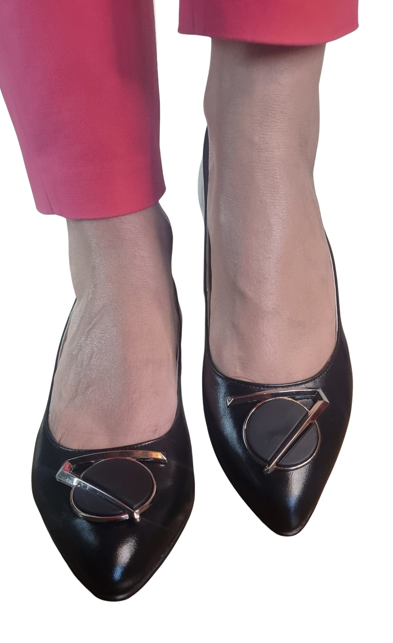 Pantofi Eleganți Din Piele Neagră cu Vârf Ascuțit și Accesoriu Metalic – 3.5 cm