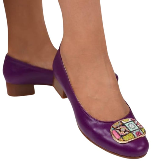 Pantofi eleganți mov din piele naturală cu toc mic și accesoriu multicolor