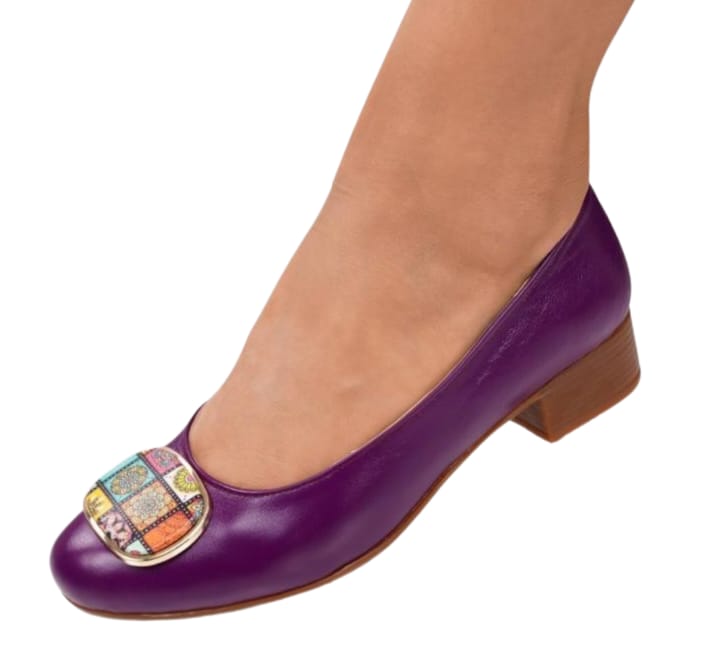 Pantofi eleganți mov din piele naturală cu toc mic și accesoriu multicolor