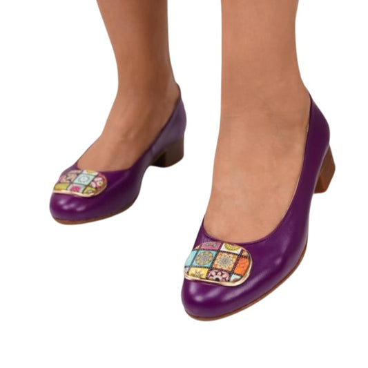 Pantofi eleganți mov din piele naturală cu toc mic și accesoriu multicolor
