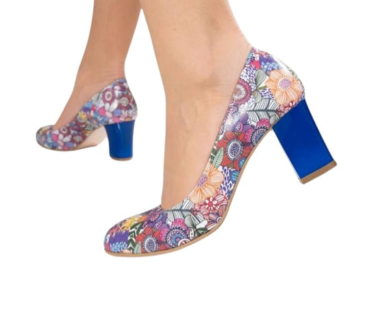 Pantofi eleganți din piele naturală cu imprimeu floral și toc albastru – model statement