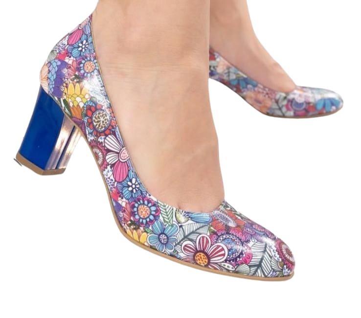 Pantofi eleganți din piele naturală cu imprimeu floral și toc albastru – model statement