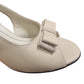 Pantofi eleganți crem cu toc de 7 cm și fundiță decorativă – decupaj lateral rafinat