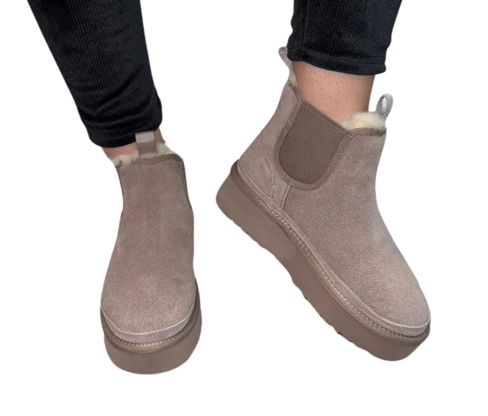 Ghete damă taupe din piele întoarsă cu blană și talpă groasă – 3/4 cm