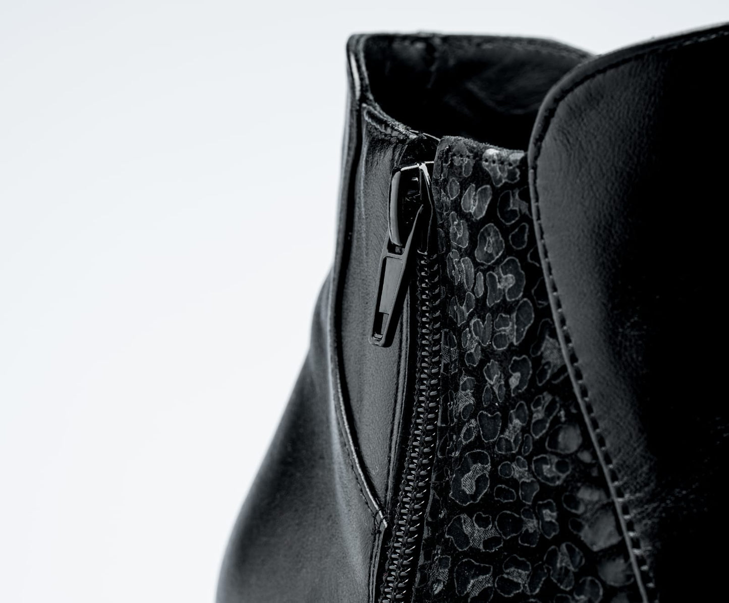 Botine Dama Piele Naturală Negre – Toc Subțire 7 cm, Model Elegant cu Detalii Decorative