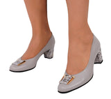 Pantofi Gri din Piele Naturală cu Toc de 5 cm și Accesoriu Metalic – Eleganță și Confort